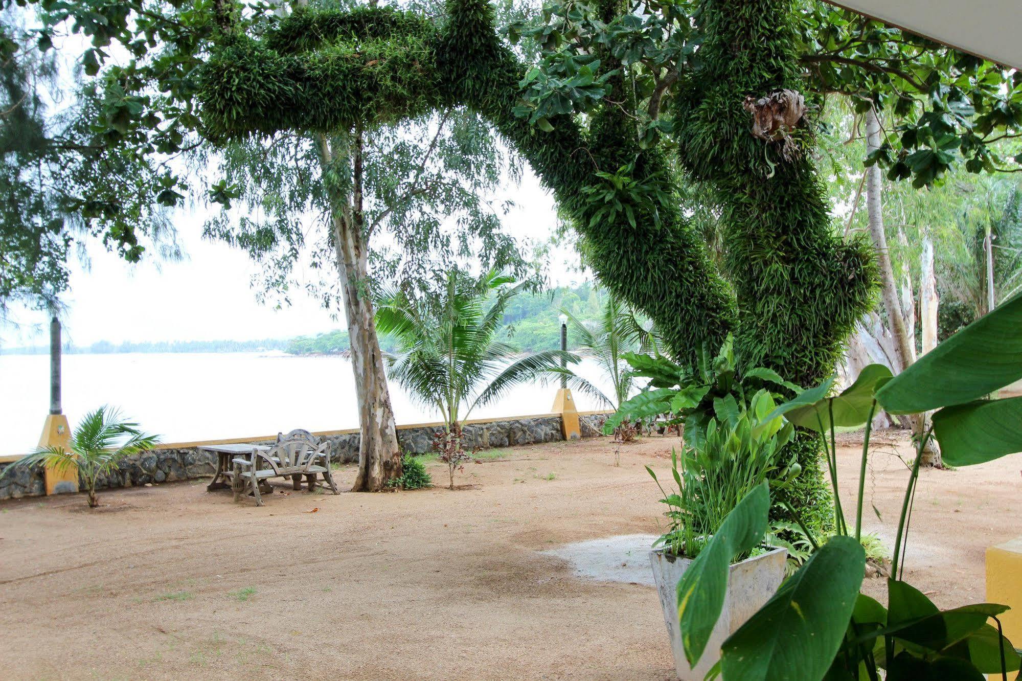 Issara Beach Resort Sichon Exterior photo