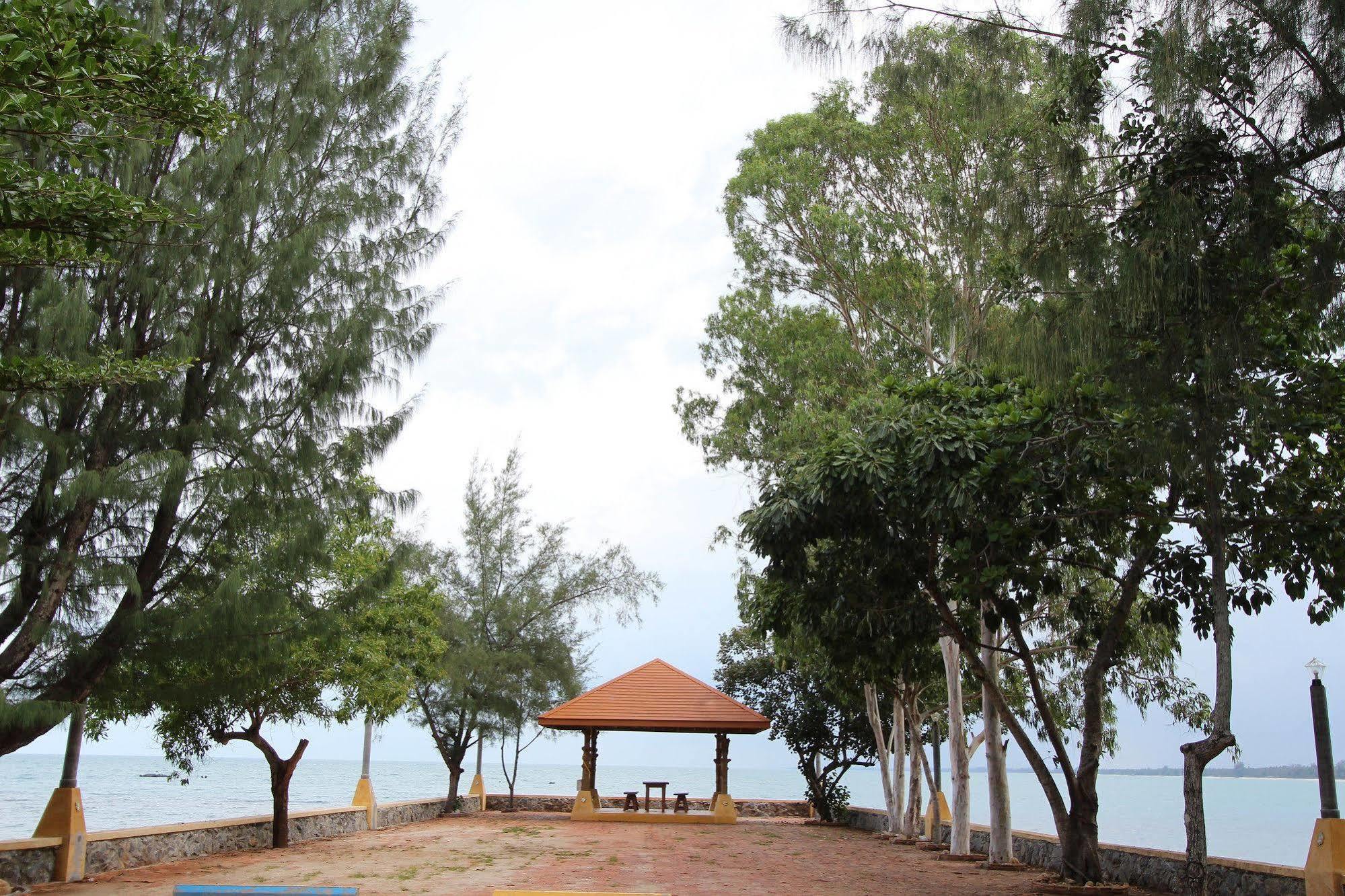 Issara Beach Resort Sichon Exterior photo